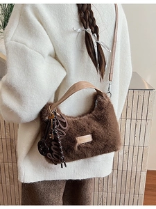 Modische Plüsch-Schultertasche in Dunkelkaffee aus Kunstpelz mit Lederriemen und Anhänger