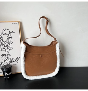 Dettaglio borsa sottobraccio in pelle scamosciata con bordo in shearling sintetico bianco
