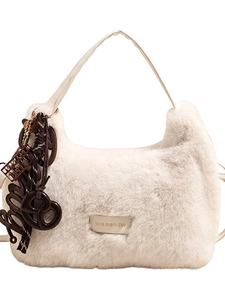 Chicke beige Plüsch-Schultertasche mit Love Every Day Etikett und Herz-Anhänger