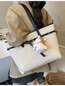 Retro large capacity tote bag with subtle leopard print and cute plush charm on model