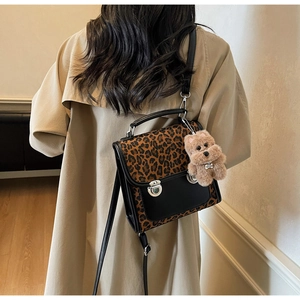 Sac à dos rétro imprimé léopard avec breloque ours en peluche et fermoirs métalliques