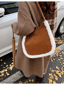 Borsa sottobraccio in pelle scamosciata marrone con bordo in pelliccia sintetica bianca