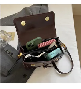 Vue détaillée de l'intérieur d'un sac bandoulière marron vintage avec divers compartiments