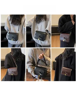 Vues détaillées du petit sac bandoulière vintage en cuir noir et marron brillant