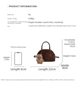 Braune Bowling-Tasche aus Wildlederimitat im Größenvergleich zum iPhone 16 Pro Max