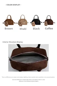 Detailansicht der Suede Boston Bag Innenseite mit Bärenanhänger und Farbauswahl in Braun