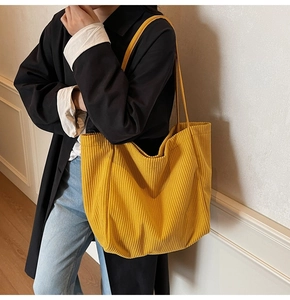 Sac fourre-tout en velours côtelé jaune montrant la texture côtelée et la grande capacité