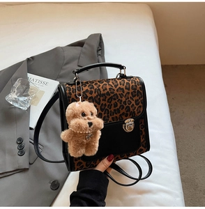 Détail du sac à dos léopard avec rabat en similicuir et breloque peluche de chien mignon