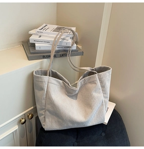 Détail du cabas en velours côtelé gris clair montrant les rayures et le tissu doux
