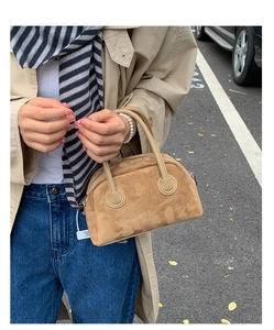 Detailansicht der braunen Bowling-Tasche aus Wildleder mit runder Boston-Form
