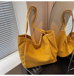 Détail du sac fourre-tout en velours côtelé jaune avec texture côtelée et design spacieux