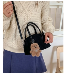 Schwarze Bowling-Tasche in Muschelform mit mattem Finish und Teddy-Anhänger