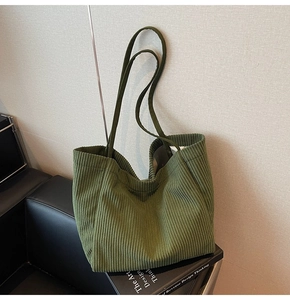 Détail du sac cabas en velours côtelé vert avec texture à rayures verticales épaisses