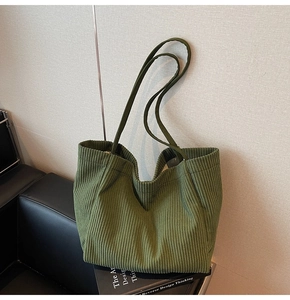 Détail du sac cabas en velours côtelé vert olive avec texture verticale sur la bandoulière