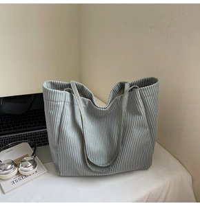 Vue détaillée du grand sac à bandoulière en velours côtelé bleu-gris clair et élégant