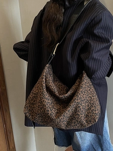Fashionable leopard print canvas tote bag with wide strap for casual autumn style