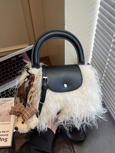 Elegante bolso de piel sintética en blanco y negro con asa de cuero y lindos colgantes