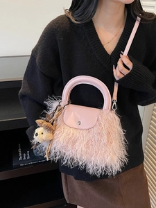 Bolso bandolera de felpa rosa con asa de cuero y adorno de osito de peluche