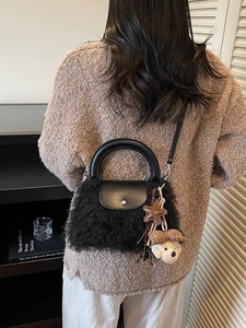 Bolso elegante de piel sintética negra con asas de cuero y colgante de osito