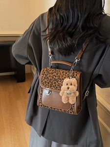Sac à dos rétro léopard avec empiècements en cuir PU et breloque chien en peluche