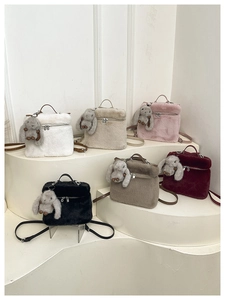 Collection de sacs seau en peluche en six couleurs avec breloques lapin sur socles