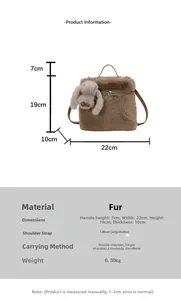 Détail montrant les dimensions du sac seau en peluche et un charm lapin marron