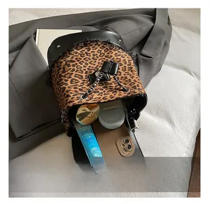 Capacité interne du sac à dos léopard montrant le rangement pour mobile et cosmétiques