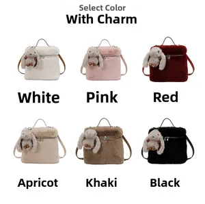 Vue détaillée des sacs seaux en peluche en six couleurs avec breloques lapin et lanières