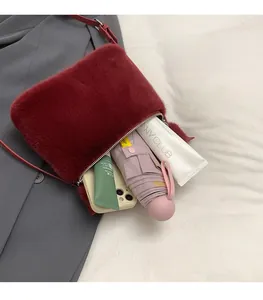 Sac seau en peluche bordeaux montrant l'intérieur spacieux avec fermeture éclair