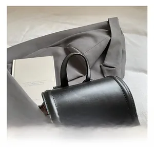 Détail du sac à dos léopard avec mini nœud en métal et poignée supérieure confortable