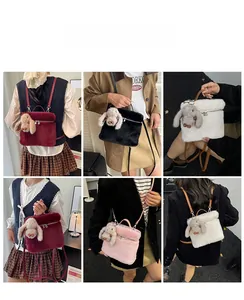 Sacs seaux en peluche en quatre couleurs portés par des modèles avec lapin