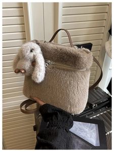 Détail du sac seau en peluche kaki avec breloque lapin et bandoulière en cuir souple