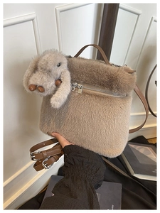 Détail du sac seau en peluche avec texture en fausse fourrure et charmant lapin