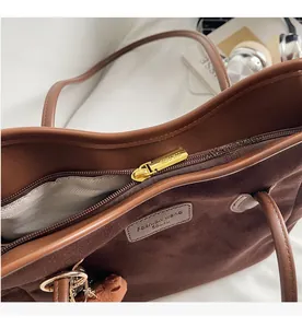 Detailansicht der großen braunen Wildleder-Tote-Bag mit goldenem Reißverschluss und Futter