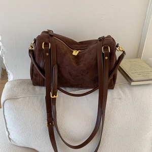 Détails du sac Boston en daim marron avec ferrures dorées et bandoulière en cuir
