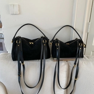 Vue détaillée de grands et petits sacs Boston en daim noir avec bandoulières en cuir