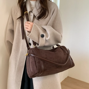 Sac polochon en daim marron pour femme avec grande capacité et bandoulière réglable élégante