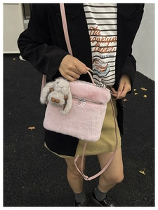 Détail du sac seau en peluche rose avec texture douce en fausse fourrure et lapin mignon