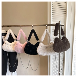 Détail de sacs croissants en peluche en plusieurs couleurs avec étoile en métal argenté