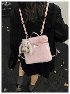 Détail du sac à dos en peluche rose avec breloque lapin et fermeture éclair en métal
