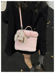Sac seau en peluche rose avec pendentif lapin vu de dos porté par un mannequin