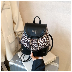 Sac à dos tendance pour femme à motif léopard avec nœud en métal et similicuir noir élégant