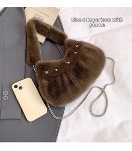 Détail du sac bandoulière en peluche marron avec comparaison de taille par smartphone