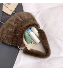 Détail de l'intérieur du sac croissant en peluche montrant un rangement spacieux