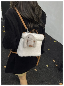 Vue arrière d'un sac seau en peluche blanche avec pendentif lapin et sangle marron
