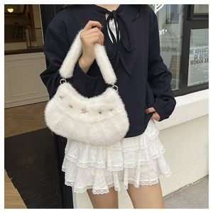 Sac à bandoulière en peluche blanche avec rivets en forme d'étoile porté par un mannequin