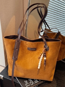 Women Large Capacity PU Leather Tote Bag Suede Texture Minimalist Shoulder Commuter Bag With Wooden Beads Charm Retro Style