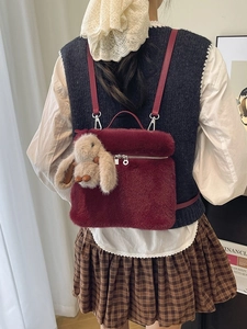 Sac seau en peluche bordeaux avec breloque lapin et fines lanières en cuir rouge