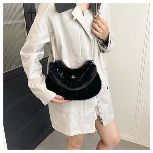 Détail du sac bandoulière en fausse fourrure noire avec boucle étoile en métal argenté