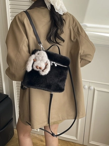 Sac seau chic en peluche noire pour femme avec pendentif lapin mignon et bandoulière